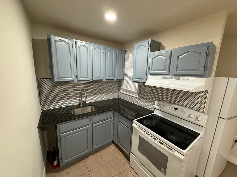 2 bed, 1.0 bath, 520 sqft, $1,300 — Photo 8
