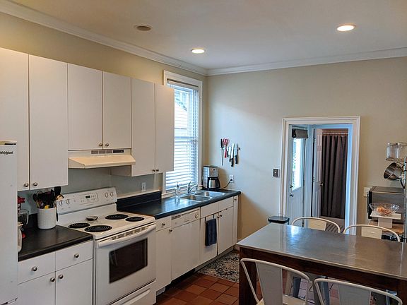 Eat-in Kitchen (Note: new cabinets & countertops to be installed, prior to June 1st start of lease)