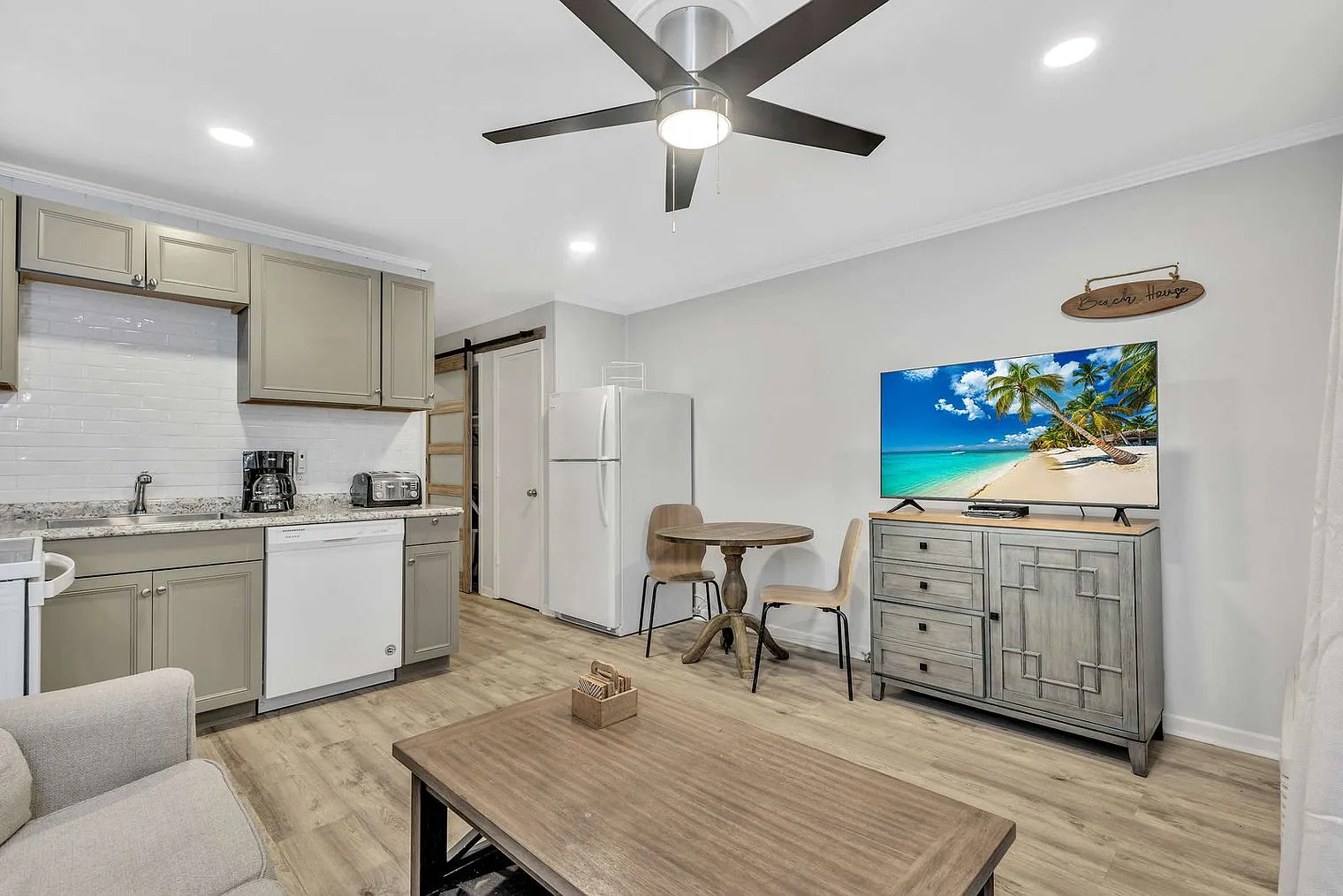 1 bed, 1.0 bath, 645 sqft, $3,184 — Photo 4