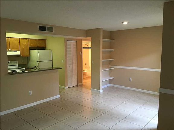 4th image of 1225 SW 46th Ave APT 203