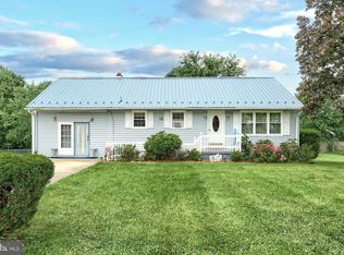 955 Maple Ln, Hanover, PA 17331