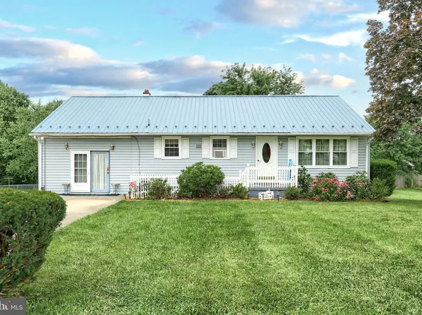 955 Maple Ln, Hanover, PA 17331