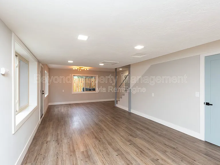 5464 Gilbert Dr — Photo 7