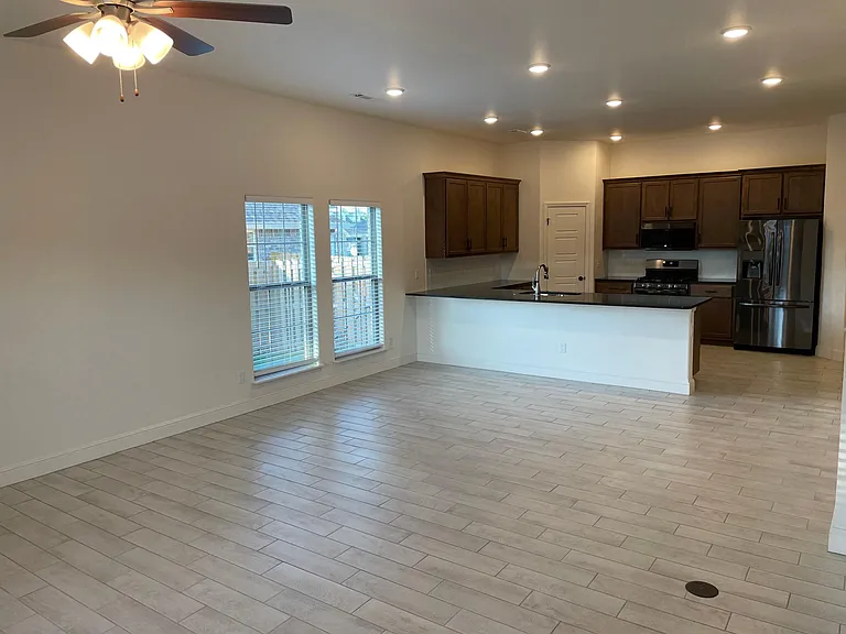 464 Hall Ave — Photo 6