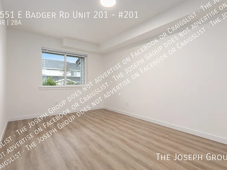 Town's Edge Apartments - 1555 E Badger Rd — Photo 19