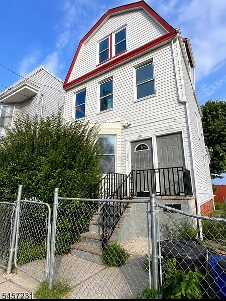 4 bed, 1.0 bath, $2,000 — Photo 1