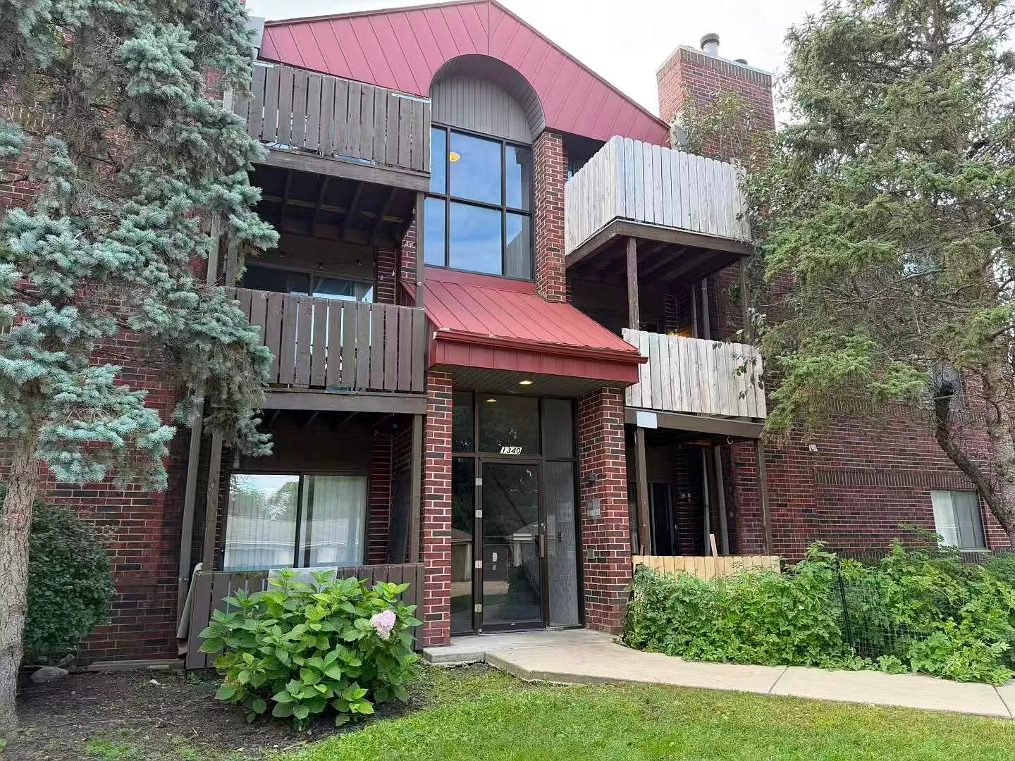1340 Brook St — Photo 2