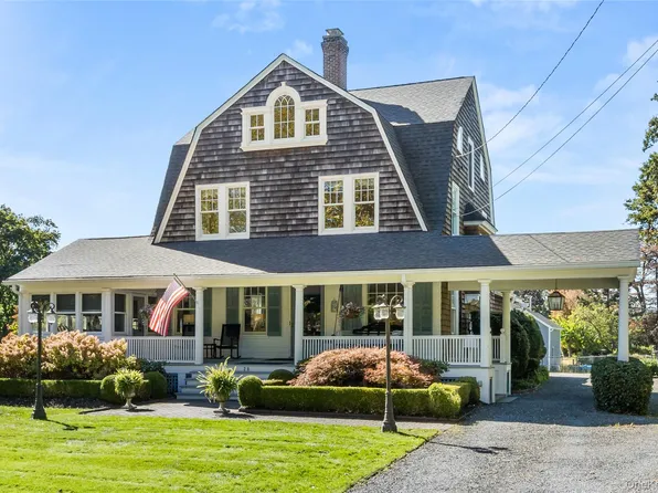 28 S Montgomery Avenue, Bay Shore, NY 11706