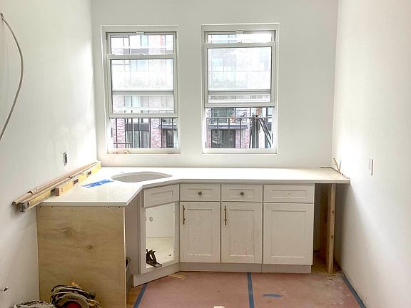 4th image of 18 Scholes St #1