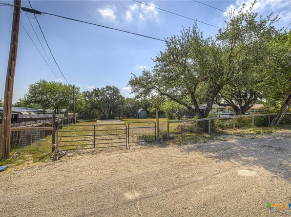 2189 Potters Creek Rd, Canyon Lake, TX 78133
