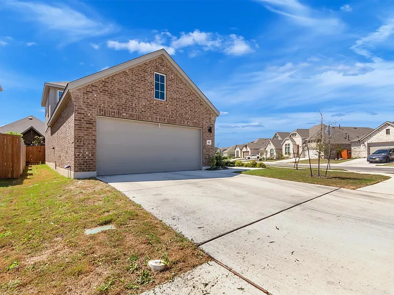 108 Blackwell Ln — Photo 2