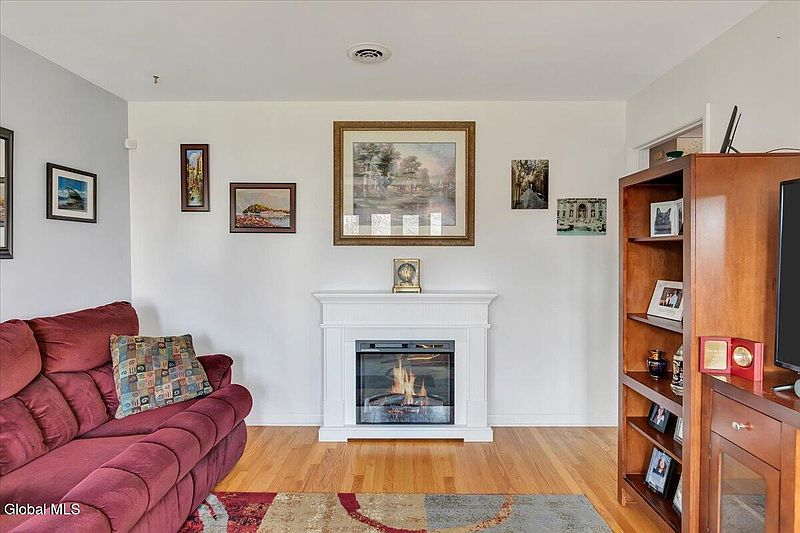 3rd image of 22 Maxwell Street