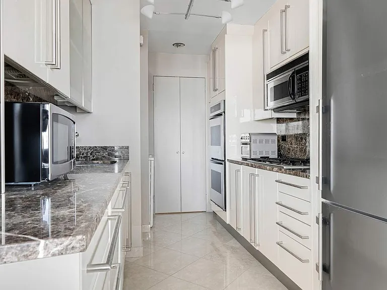 422 E 72nd St #32DE — Photo 8