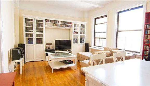 3rd image of 145 W 71st St APT 4B