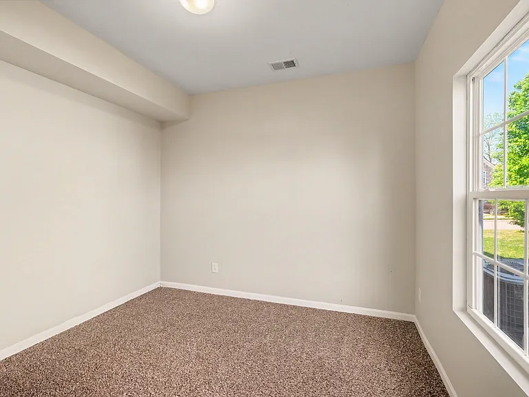 1042 Countess Ln — Photo 6