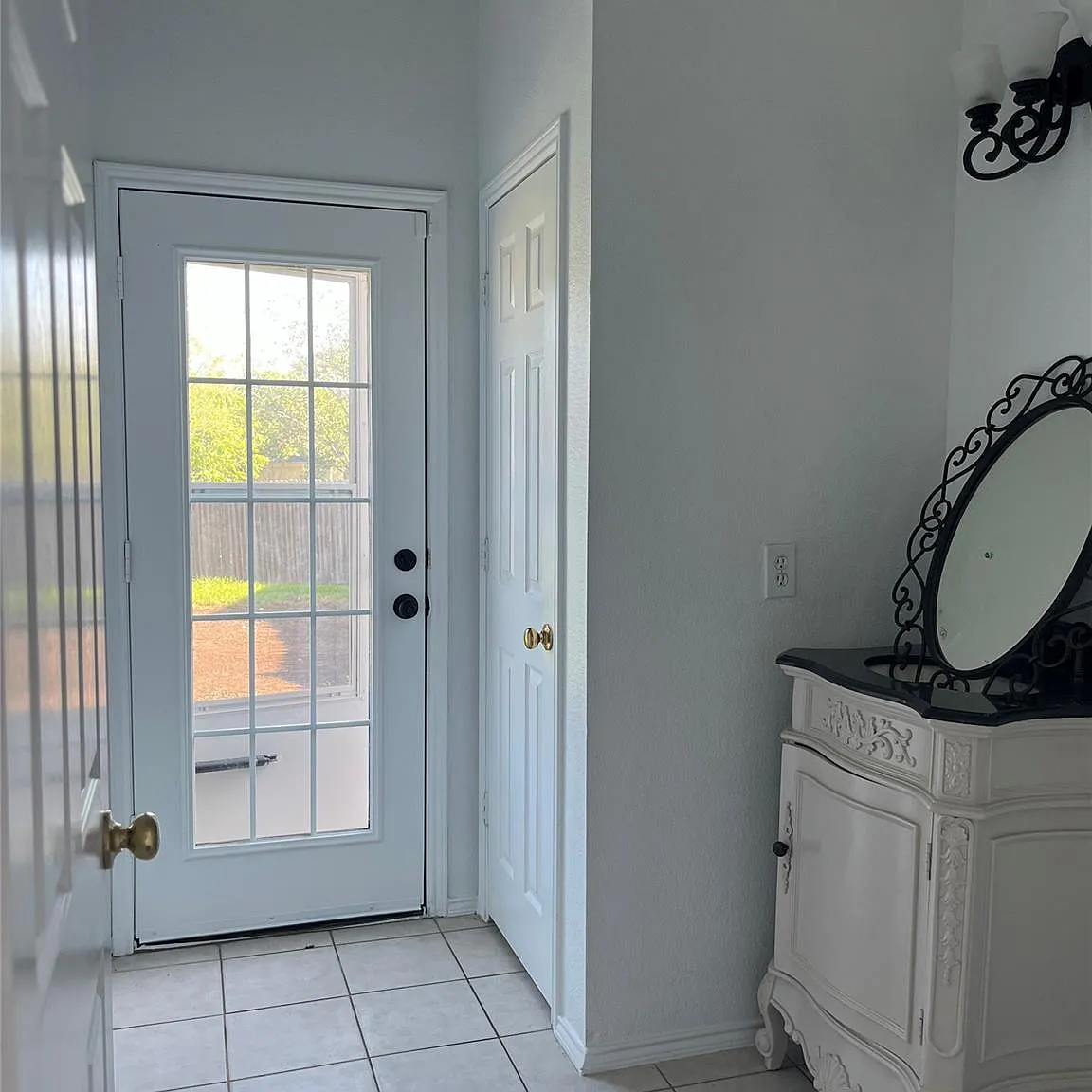 3 bed, 2.5 bath, 2308 sqft, $2,400 — Photo 4