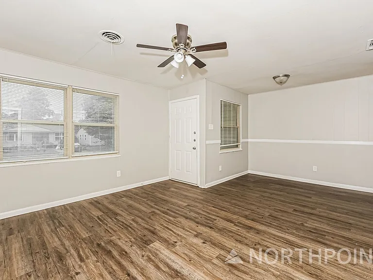 2207 Dennis St — Photo 3