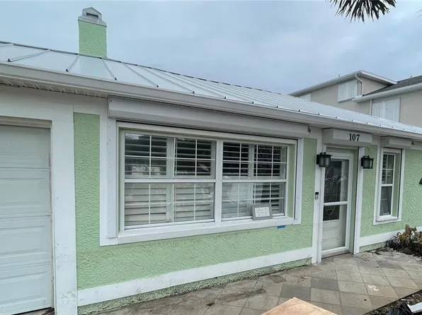 107 8th St, Belleair Beach, FL 33786