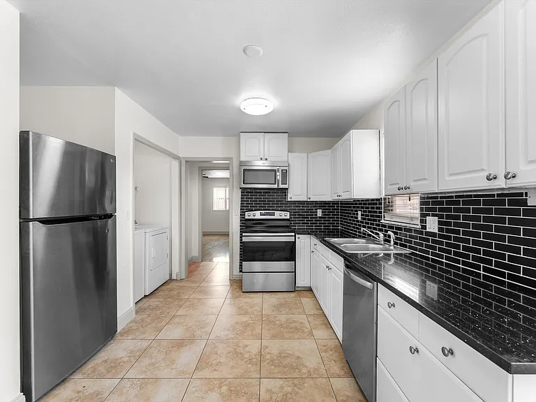3533 SW Rosardo St — Photo 3