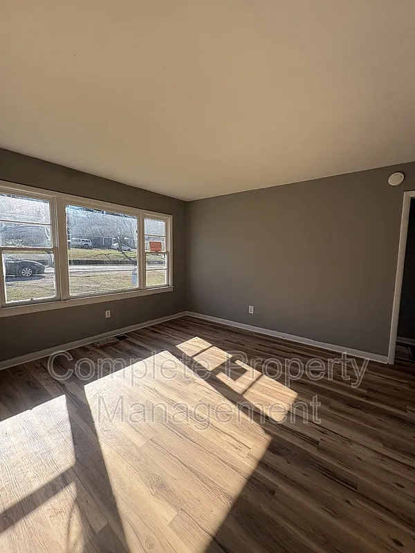 3 bed, 1.5 bath, 1042 sqft, $1,050 — Photo 2