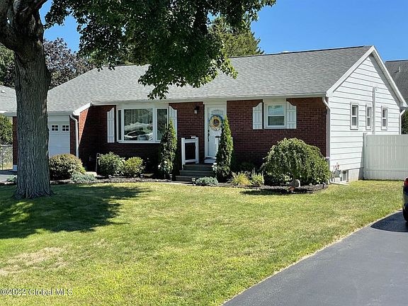 3rd image of 17 Kenlyn Dr