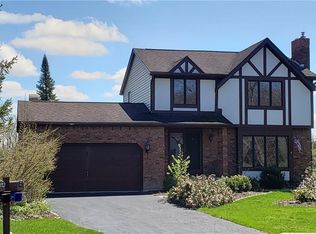 56 Little Robin Rd, Amherst, NY 14228