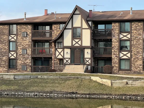 527 Cumnor Rd APT 207W, Westmont, IL 60559