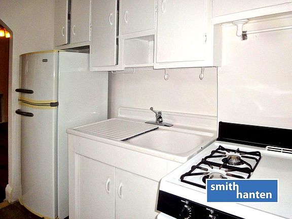 5th image of 139 Smith St APT 1B