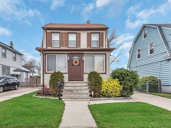 3rd image of 105 Elmwood St