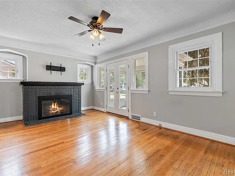 1016 Greenleaf Dr — Photo 4