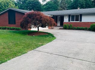 589 Anita Ave, Grosse Pointe Woods, MI 48236