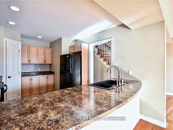 3rd image of 234 Tandalee Cres