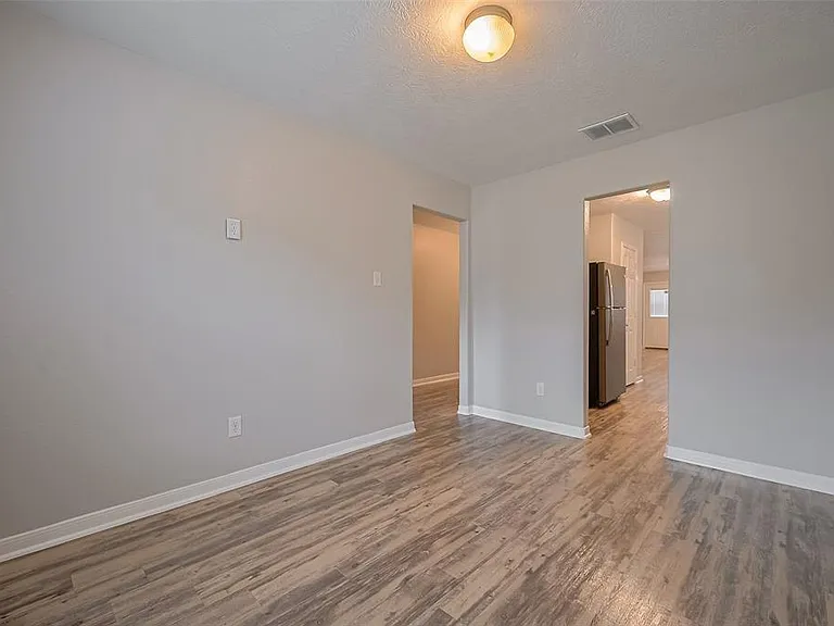 5009 Willow Point Dr — Photo 3