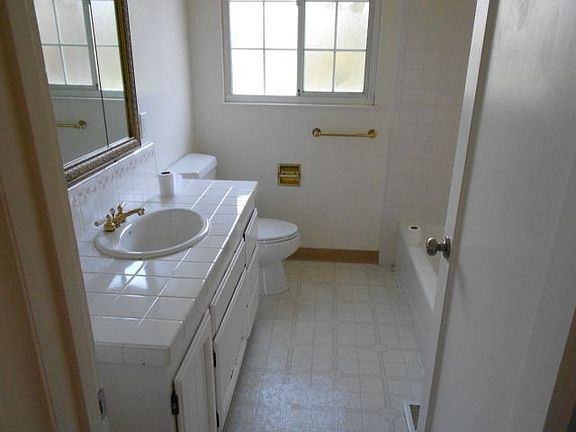 3rd image of 2146 W De Ovan Ave