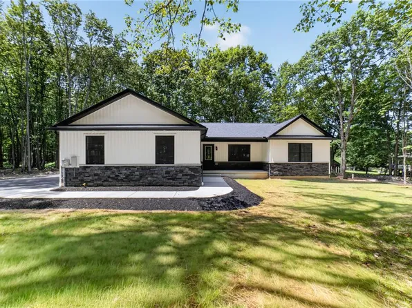 Winter Ct, Long Pond, PA 18334
