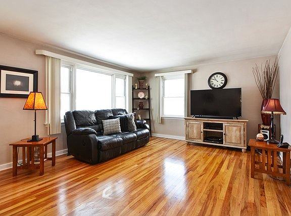 2nd image of 905 N Highland Dr