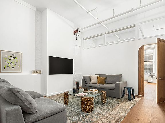 3rd image of 132 Duane St APT 2