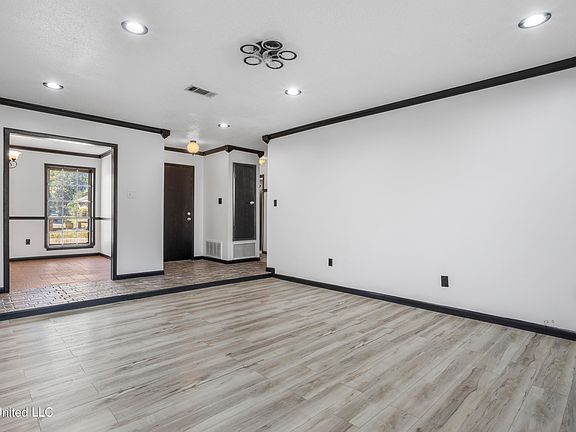 4th image of 2512 Holiday Dr