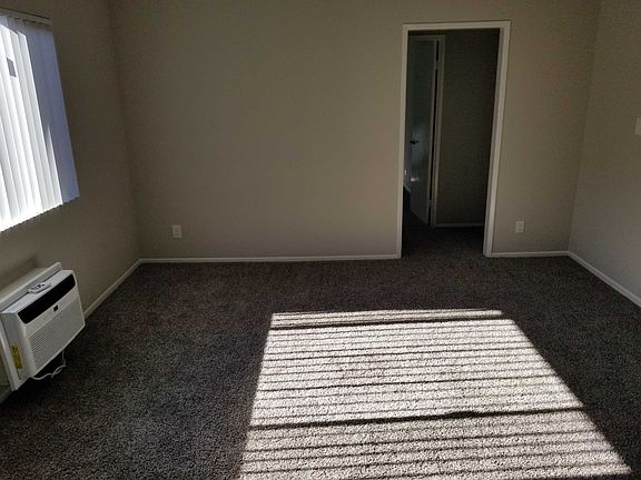 4th image of 11120 Moorpark St #305