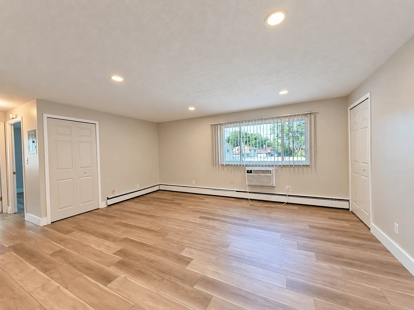 Holland Gardens Apartments — Photo 2