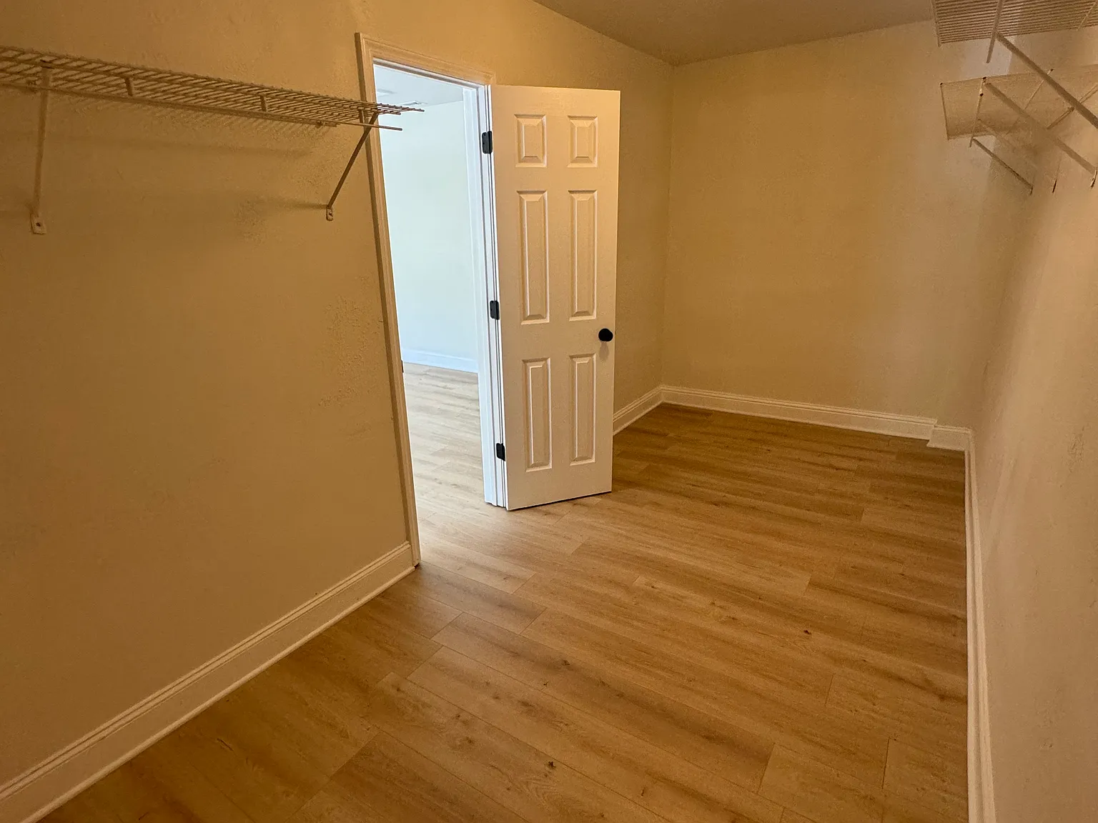 3 bed, 4.5 bath, 2500 sqft, $2,300 — Photo 4