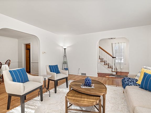 4th image of 310 N Townview Cir