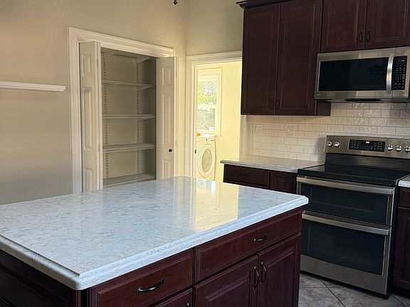 4th image of 451 Richmond Ave