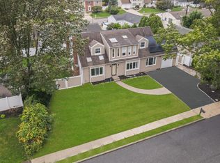 38 Hurtin St, Port Jefferson Station, NY 11776