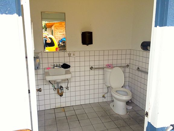 3rd image of 1620 Venice Blvd