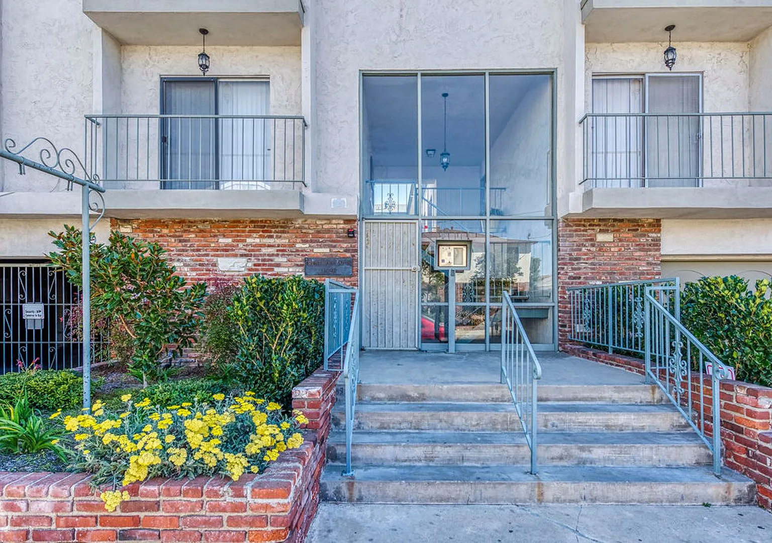 11520 Menlo Ave — Photo 2
