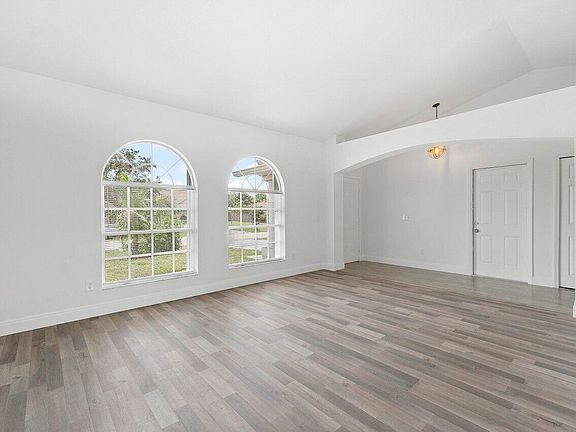 5th image of 726 SW Colleen Avenue
