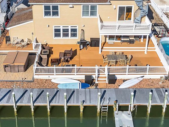 5th image of 828 Windward Dr