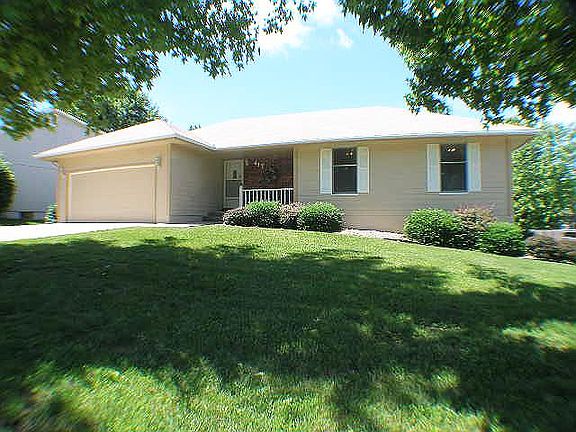 2nd image of 417 NW Springwood Dr
