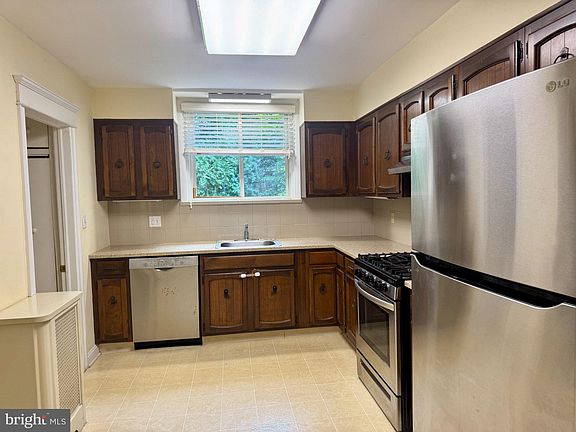 4th image of 8235 Brookside Rd